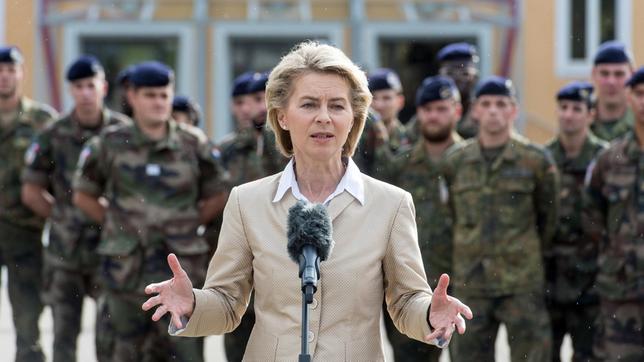 Bild: WDR/dpa/Patrick Seeger Verteidigungsministerin Ursula von der Leyen in der Robert-Schumann-Kaserne.