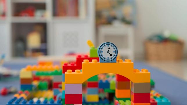 Torbogen mit Uhr aus Legosteinen.