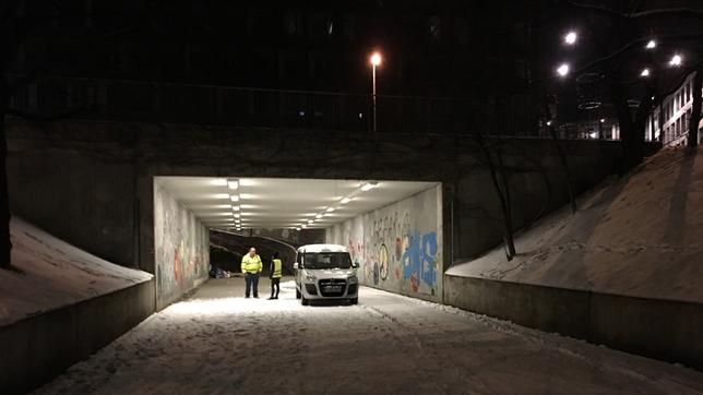 Bild: BR Unter anderem unter Brücken sind Berthold Troitsch und Sven Braumüller mit dem Kältebus-Team im Einsatz.