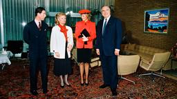Bundeskanzler Helmut Kohl (r.) empfängt den britischen Prinzen Charles und seine Gattin Prinzessin Diana (2.v.r.) im Kanzlerbungalow. (2.v.l.: Hannelore Kohl)