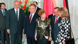 Zu einem gemeinsamen Essen treffen sich, v.l.: Bundeskanzler Helmut Kohl, ZK-Generalsekretär Michail Gorbatschow, Frau Raissa Gorbatschowa (mit Dolmetscher) und Frau Hannelore Kohl.