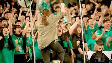 Bild: NDR/Johannes Anders Weibliche Ultras: Zahlreiche junge Frauen feuern das Pekinger Team an. Trainer von Beijing Guoan ist aktuell der ehemalige Leverkusen-Coach Roger Schmidt.