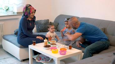 Bild: hr Yusuf und Ummahan Kangül Leben mit beiden Töchtern in Duisburg-Marxloh.