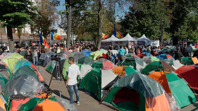 Im Herbst 2022 haben mehrere Wochen lang bezahlte Demonstranten rund um die Uhr im Zeltlager campiert und Tag für Tag den Rücktritt der Präsidentin Maia Sandu gefordert.