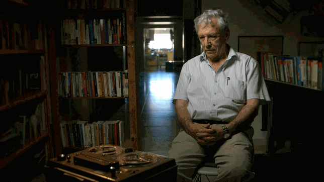 Bild: rbb/Avner Shahaf Amos Oz lauscht seiner Stimme auf einer Originalaufzeichnung von 1967.