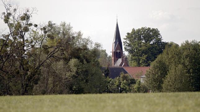 Bild: rbb Zum 75. Jahrestag der Befreiung von Auschwitz erzählt dieser Film die Geschichte einer Familie – sie wurde auseinandergerissen, deportiert und an verschiedenen Orten ermordet. Der Film führt an die Orte des Holocaust. Auschwitz, Kaunas und Treblinka. Aber auch nach Bielefeld, Berlin-Grunewald und an einen Ort mit dem Märchennamen Schniebinchen. Auschwitz ist überall. - Das Dorf Glambeck im Löwenberger Land