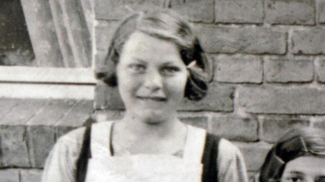 Bild: rbb Zum 75. Jahrestag der Befreiung von Auschwitz erzählt dieser Film die Geschichte einer Familie – sie wurde auseinandergerissen, deportiert und an verschiedenen Orten ermordet. Der Film führt an die Orte des Holocaust. Auschwitz, Kaunas und Treblinka. Aber auch nach Bielefeld, Berlin-Grunewald und an einen Ort mit dem Märchennamen Schniebinchen. Auschwitz ist überall. - Dora Labe