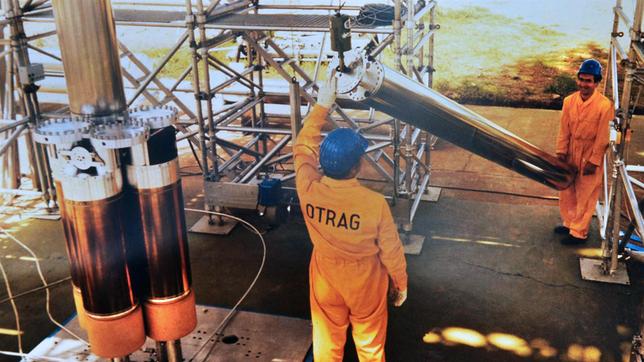 Bild: SWR/Lunabeach TV & Media GmbH/Frank Wukasch Zwei Personen genügten, um eine OTRAG-Rakete zusammenzubauen.