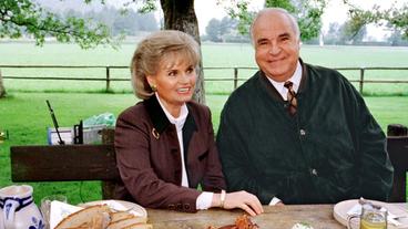 Bild: picture-alliance / dpa/Stephan Jansen Bundeskanzler Helmut Kohl und seine Frau Hannelore genießen am 4.8.1998 auf der Jausenstation Holzingerbauer bei St. Gilgen am Wolfgangsee eine kräftige Brotzeit.