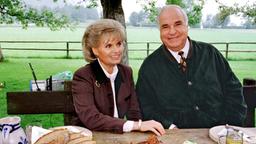 Bundeskanzler Helmut Kohl und seine Frau Hannelore genießen am 4.8.1998 auf der Jausenstation Holzingerbauer bei St. Gilgen am Wolfgangsee eine kräftige Brotzeit.