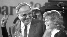 Bundeskanzler Helmut Kohl und seine Gattin Hannelore werden am 06.03.1983 in der CDU-Zentrale in Bonn stürmisch gefeiert.