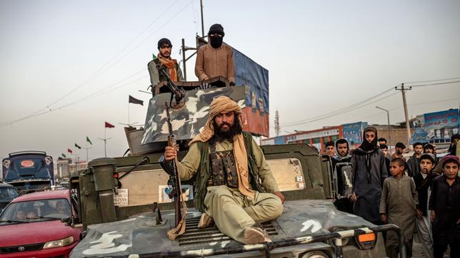 Taliban-Kämpfer auf einem erbeuteten Jeep