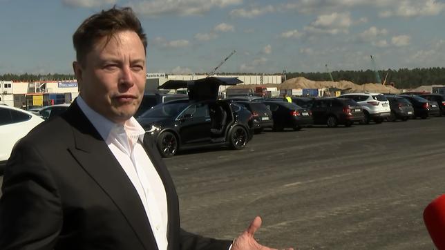 Elon Musk vor seiner Gigafactory