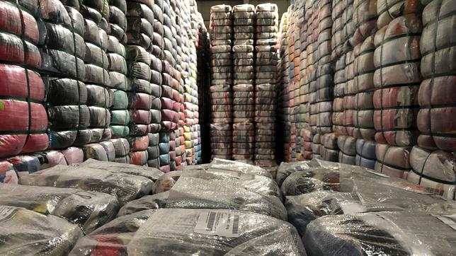 Hohe Stapel in einem Altkleiderlager in Deutschland