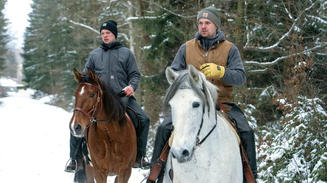 Alexander und Stefan Knappe (v.l.n.r.) haben die Versorgung und das Training der Pferde übernommen.
