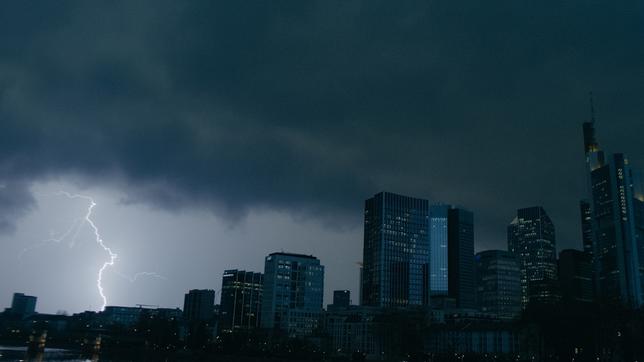 Bild: rbb/SKY/ARD/SFFP/Anna Hawliczek Skyline von FRankfurt bei einem Gewitter
