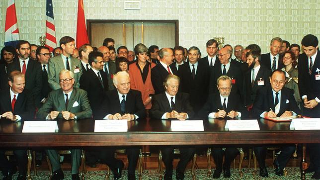 Bild: dpa/Roland Holschneider Im Moskauer Hotel "Oktober" unterzeichneten am 12. September 1990 die Außenminister der beiden deutschen Staaten und der vier Siegermächte den Vertrag über die äußeren Aspekte der deutschen Einheit.