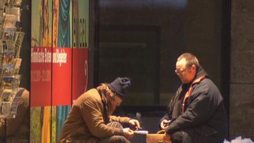 Bild: BR Franziskanerbruder Tobias Matheis (rechts) kümmert sich in Würzburg um Obdachlose
