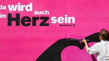 Bild: dpa Plakatwand mit dem Einladungsmotiv