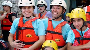 Bild: SWR/Mechthild Rüther Familie Cantürk rüstet sich fürs Rafting