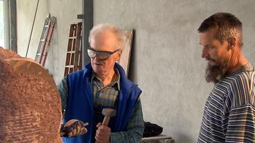Bild: SWR Anton E. (l.) bei der Arbeit am Grabstein in der Werkstatt von Herbert Leichtle