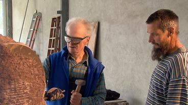 Anton E. (l.) bei der Arbeit am Grabstein in der Werkstatt von Herbert Leichtle