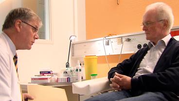 Bild: SWR Anton E. (r.) im Gespräch mit seinem behandelnden Arzt, Prof. Dr. Günter Wiedemann