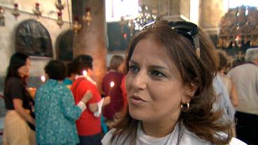 Bild: SWR Tourismusministerin Khouloud Daibes Abu Dayyeh vor Pilgern in der Geburtskirche
