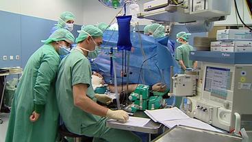 Bild: WDR/Jule Sommer Ärzte während einer Operation