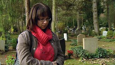 Bild: WDR/Jule Sommer Frau Urbach am Grab ihres Sohnes