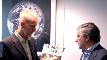 Bild: WDR/Harald Schmuck Ein Aktivist überreicht EU Kommissar Tajani (r) 60.000 Unterschriften.