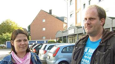 Bild: WDR Für Ursula (59) und Norbert (60) K. ein schmerzhafter Tag. Hier mit Schuldnerberater Ralf Berg, (M).