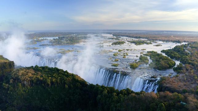 Der Rauch, der donnert: Die mächtigen Victoriafälle, an der Grenze zwischen Sambia und Simbabwe gehören seit 1989 zum Weltnaturerbe der UNESCO. Weiteres Bildmaterial finden Sie unter www.br-foto.de.