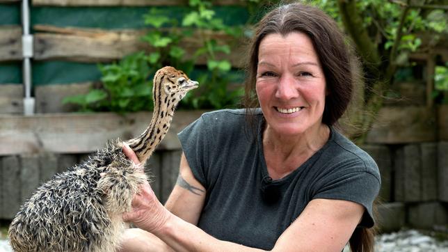 Betriebsleiterin Kerstin Schnabel mit einem Straußen-Küken.