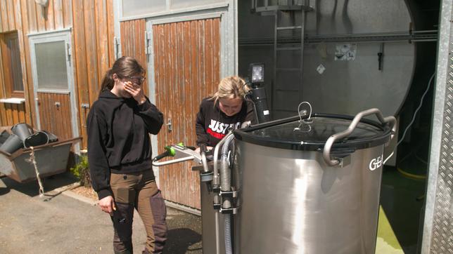 Bild: MDR/MiaMedia/Benedikt Fitzke Lisa und Vivien kämpfen mit der Technik ihres neuen Milchtaxis.