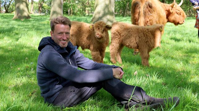 Bauer Mathias Schilling und seine neuen Rinder, schottische Highlands.
