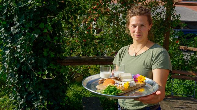 Mira Kuhlmann macht Fotos für die hofeigene Website.