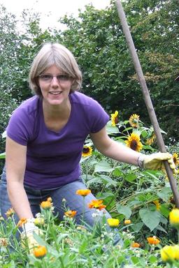 Ute bei der Gartenarbeit