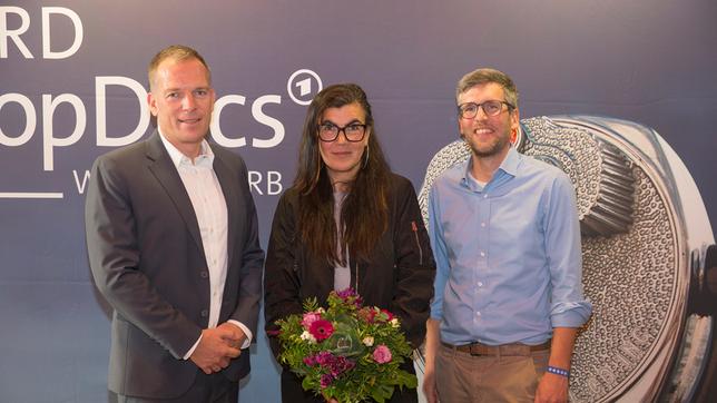 Bild: MDR/Stefan Hoyer/PUNCTUM ARD TopDocs Wettbewerb 2023: Jury-Vorsitzender Oliver Köhr (l.) mit den Gewinnern