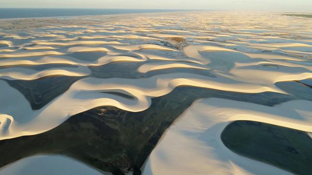 Wie ein Bettlaken sieht das riesige Dünengebiet Lençóis Maranhenses im Norden Brasiliens aus. Die gewaltige Dimension wird erst aus dem All sichtbar.