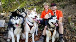 Sandra, Uli und ihre Huskys im Alpen-Caravanpark Tennsee