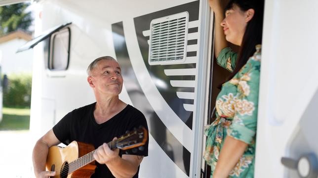 Bild: MDR/timeline/Alex Kraus Der Stellplatz als Bühne! Groß genug für Nicole und Jörg, die mit Wohnmobil und Gitarre auf Tournee sind. Von einem Campingplatz zum anderen fahren und vor Campern musizieren. Heute gastieren sie am Tennsee. Wird sich hier viel Publikum zum „Wohnwagenkonzert“ einfinden?
