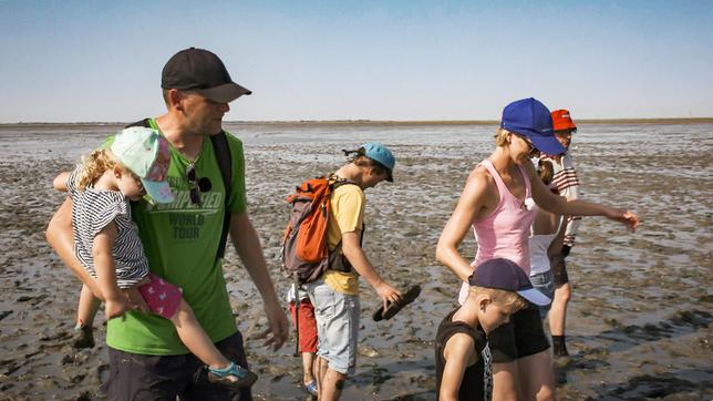 Bild: MDR/timeline Ein Wurm zum Anfassen. An der Nordsee sind Christian und Andrea mit ihren drei Kindern bei Ebbe im Watt unterwegs. Auf der Suche nach Wattwürmern. Doch die kleine Julia ist von dem glitschigen Schlick gar nicht begeistert. Also muss sich die Familie trennen.