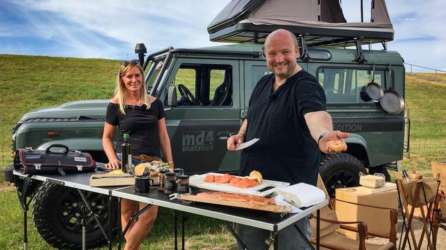 Bild: MDR/timeline René kann nicht abschalten. Der Expeditionskoch denkt sogar im Urlaub dauernd an seine Arbeit. An der Nordsee testet er neues Kochgerät. Sehr zum Verdruss seiner Frau Katja. Denn statt in einem komfortablen Hotelzimmer zu nächtigen, muss sie mit ins Dachzelt kriechen.