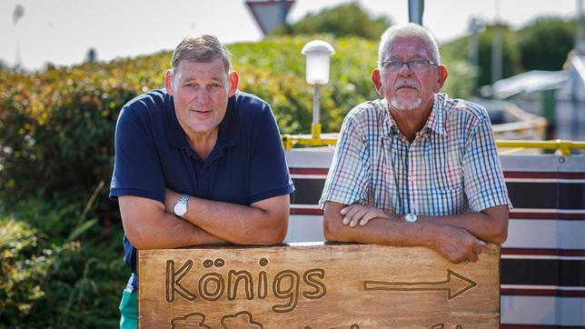 Urlaub mit Herz. Camper Fred (re.) schwört auf die besondere Atmosphäre zwischen den Campern und den Beschäftigten ( z.B. Enno König, li.) in Neuharlingersiel. Er selbst streicht schon mal die Orientierungsschilder.