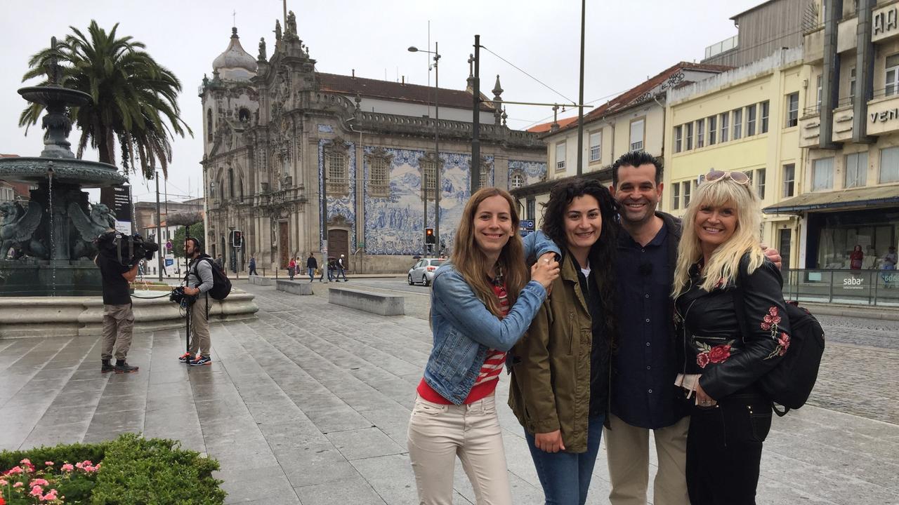 Bernd und Cecilia Hochstädter machen eine Stadtführung durch Porto mit Alba und Marisa. Sie lernen dabei vor allem die typisch portugiesichen Azulejos (Fliesen) kennen und werden im Anschluss selber Fliesen bemalen.