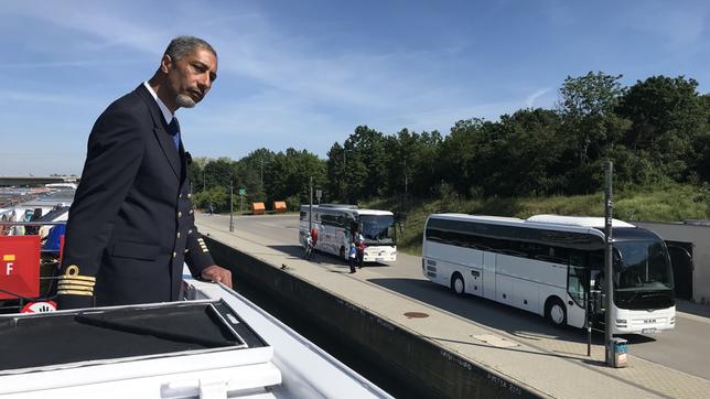 Bild: Bewegte Zeiten Filmproduktion GmbH/BR/Conny Schulze Kapitän Raul Kraaier legt mit dem Schiff in Nürnberg an.