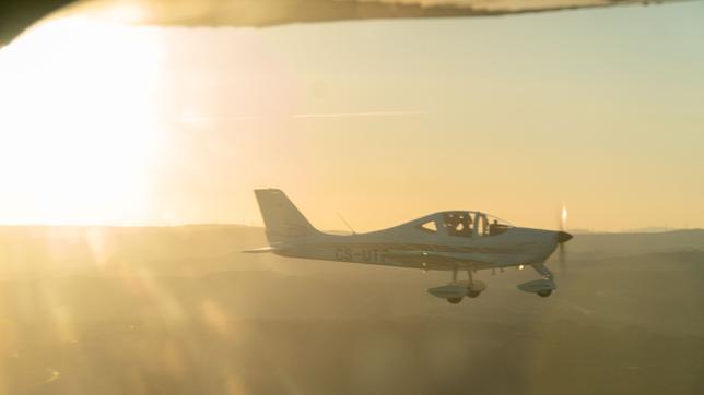 Bild: Bewegte Zeiten Filmproduktion GmbH/BR/Andre Goerschel Kapitän Dominique Kuntz und Kreuzfahrtdirektor Mirko Scheffe fliegen mit einem Leichtflugzeug über den Douro.