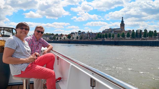 Bild: BR/Bewegte Zeiten Filmproduktion/Andrea Wörle Eva und Norbert Schindler auf dem Deck. Weiteres Bildmaterial finden Sie unter www.br-foto.de.