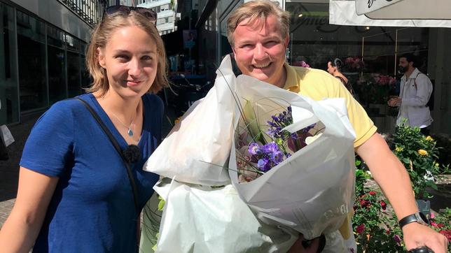Bild: BR/Bewegte Zeiten Filmproduktion/Conny Schulze Hotelmanager Rudi van der Meulen und Hotelpraktikantin Alexandra Stockerl haben in Frankfurt am Main Blumen für das Schiff gekauft.